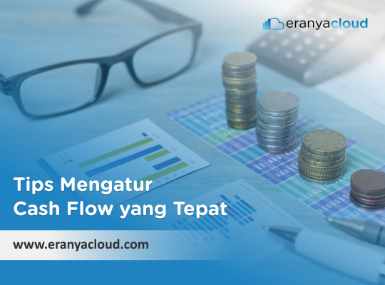 Sebuah tangan memegang panah merah yang menunjuk ke atas di atas tumpukan koin sebagai cash flow.