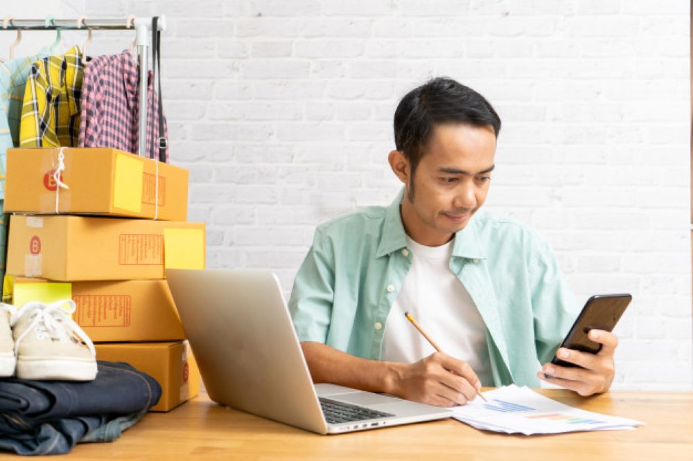 Cloud drive memudahkan manajemen konten produk e-commerce dari mana saja dan kapan saja.