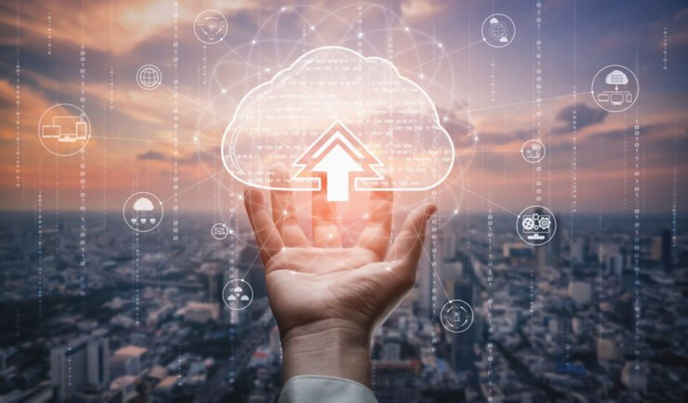 Konsep cloud scalable berfokus pada kemampuan infrastruktur untuk menyesuaikan kapasitas secara fleksibel sesuai kebutuhan bisnis.