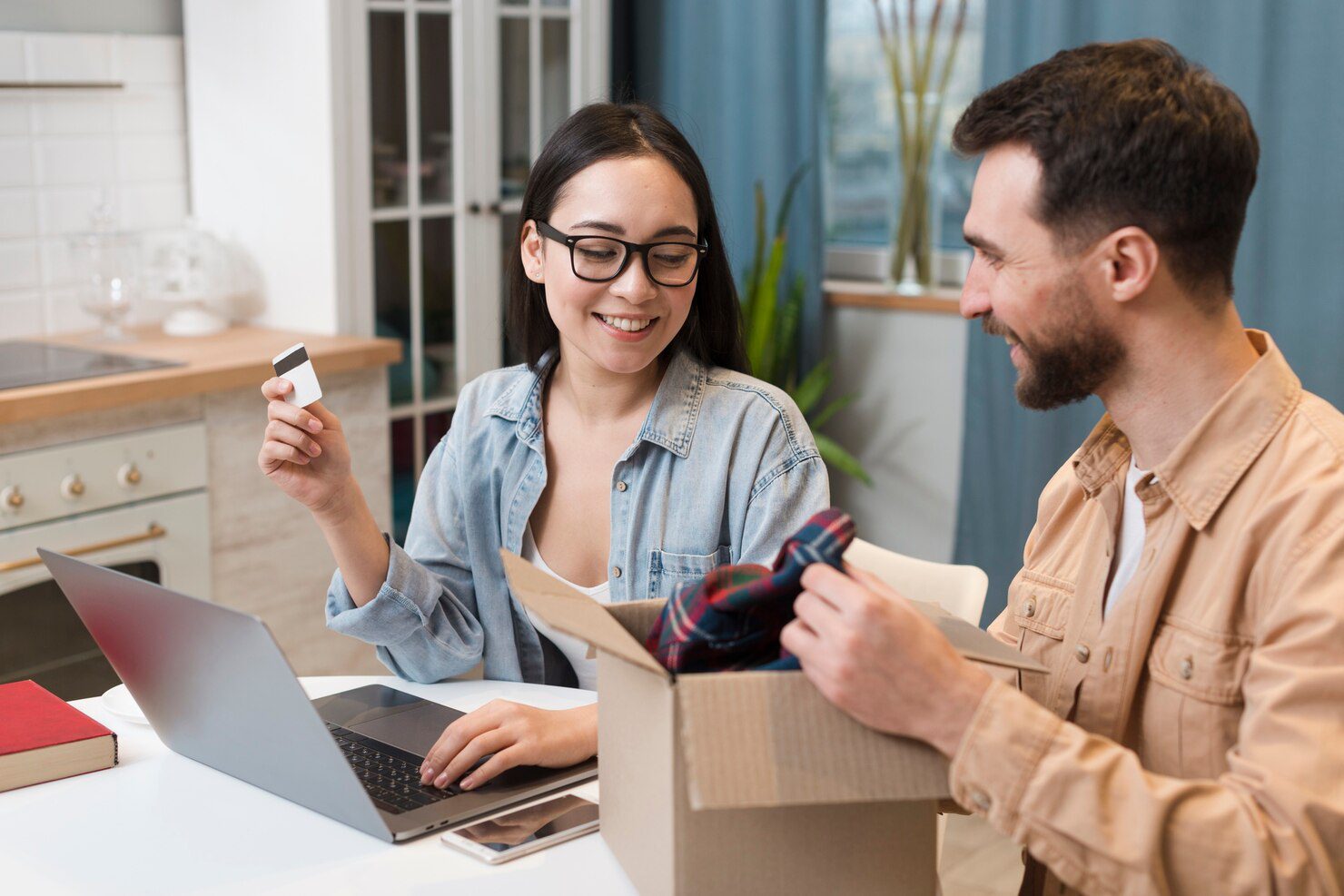 Evaluasi berkala dan scaling yang terencana memastikan pertumbuhan bisnis e-commerce yang stabil.
