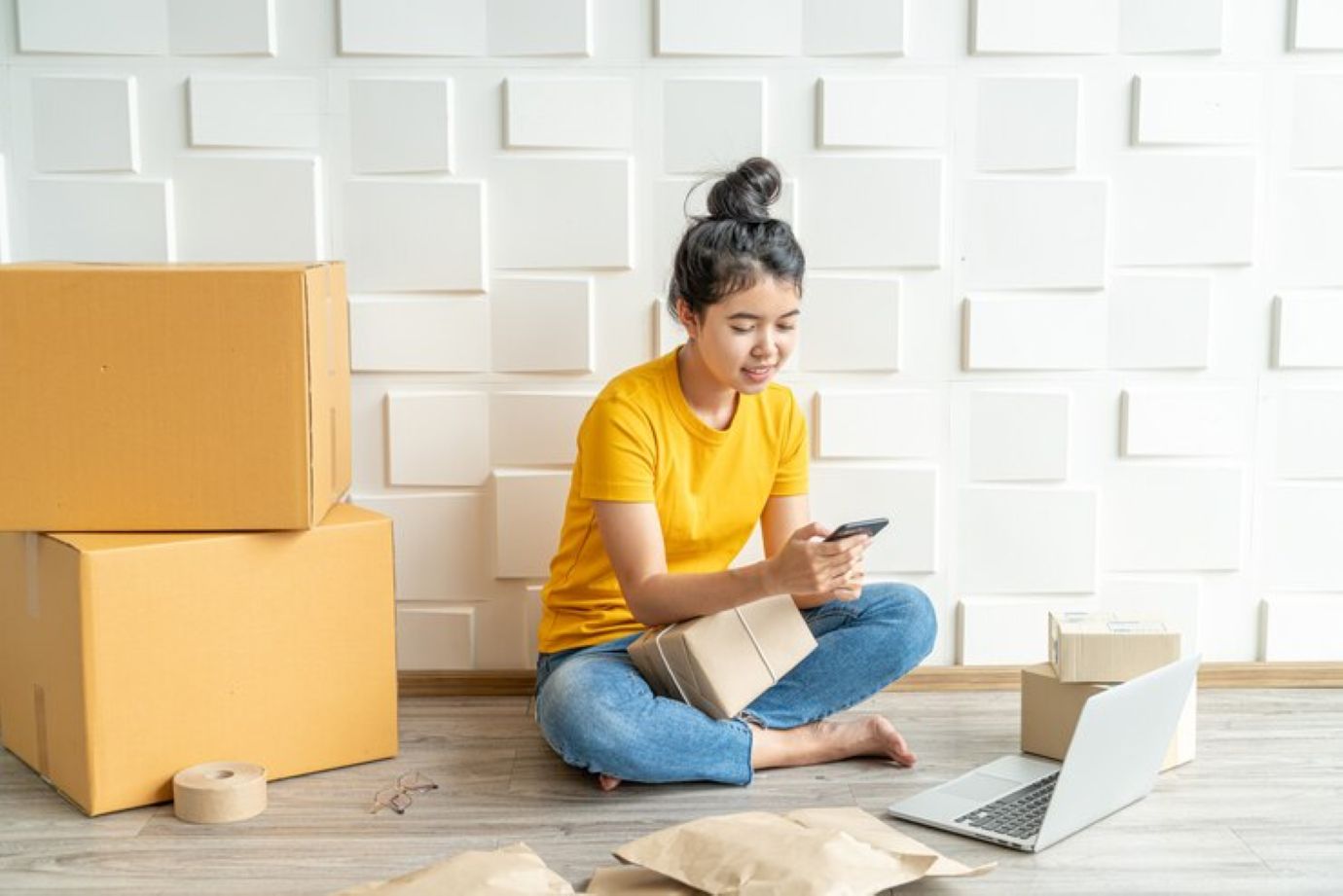 Layanan cloud modern memainkan peran aktif dalam perlindungan data melalui fitur backup otomatis dan pemulihan cepat.